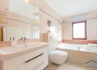 Badezimmer 1 mit grosser Eckbadewanne