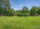 Fussballtore und Volleyballnetz im grünen Garten