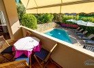 Balkon mit Ausblick auf den Pool