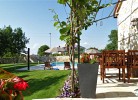 Terrasse mit Blick auf den Pool