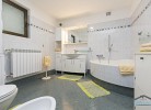 Badezimmer 2 mit Badewanne und Fenster