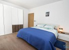 Schlafzimmer 2 mit Doppelbett und TV