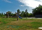 Grosser Garten mit einem Kinderspielplatz