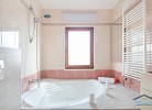 Badezimmer 1 mit grosser Eckbadewanne