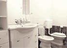 Badezimmer mit Badewanne und Bidet