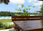 Überdachte Terrasse mit Blick auf den Pool